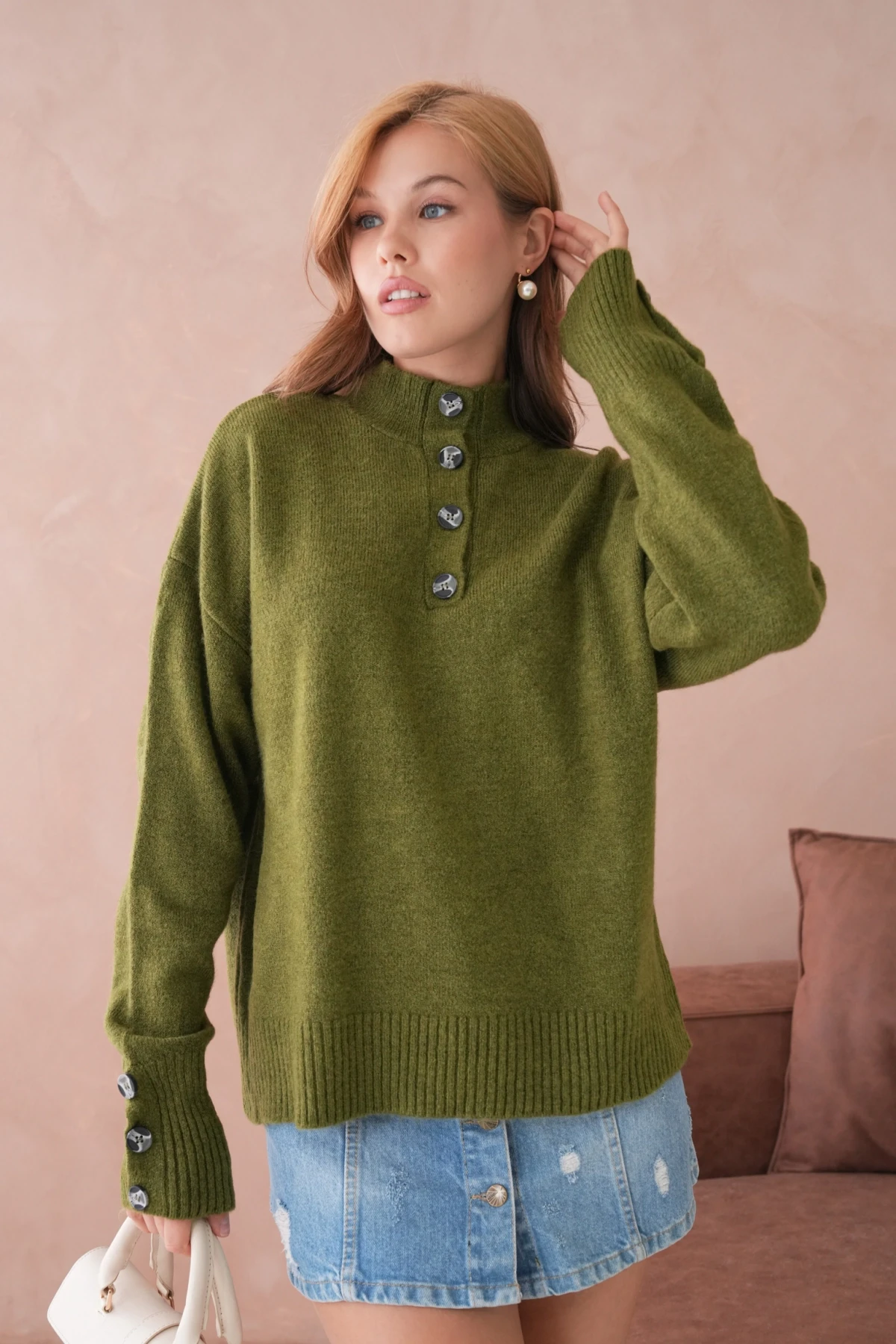 Kadın Dik Yaka Kolları Düğme Detaylı Yumuşak Dokulu Şardonlu Triko Kazak