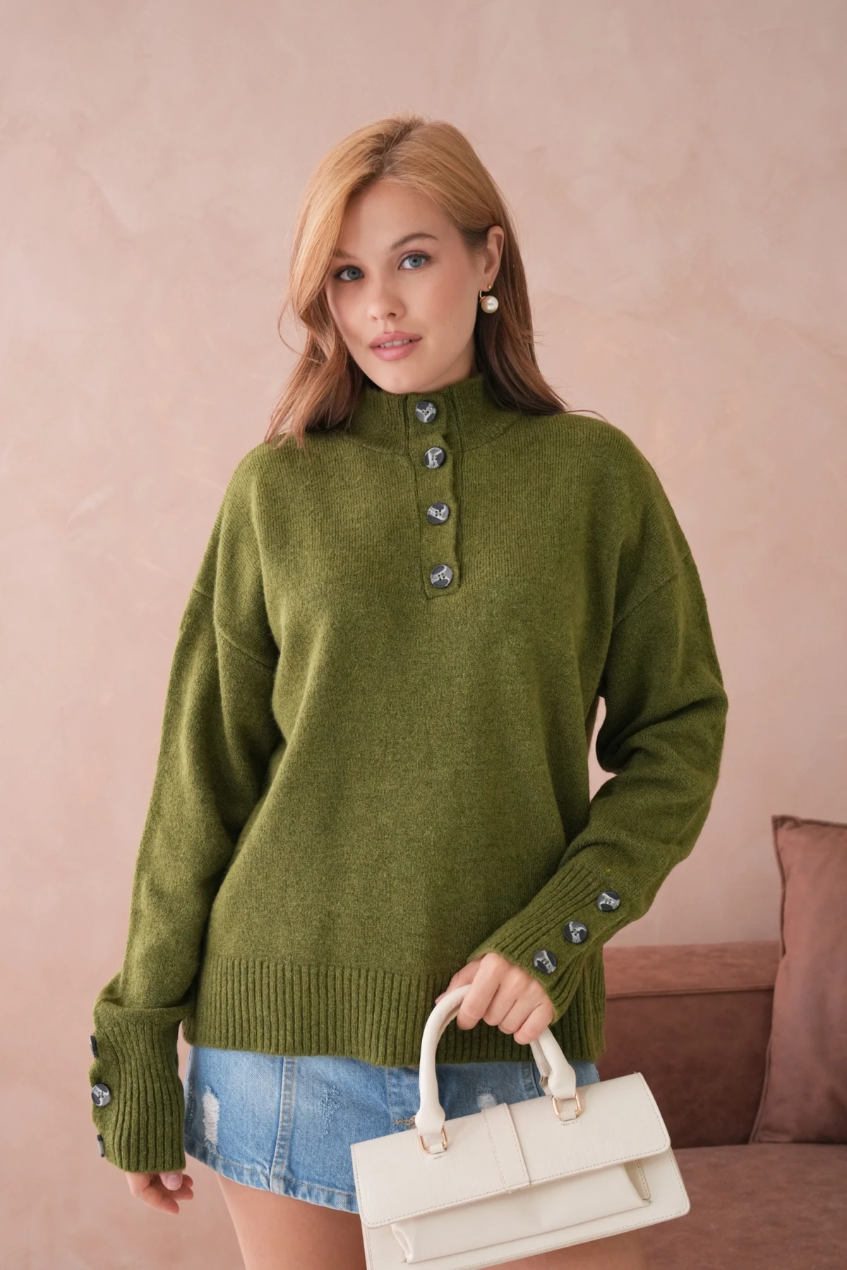 Kadın Dik Yaka Kolları Düğme Detaylı Yumuşak Dokulu Şardonlu Triko Kazak
