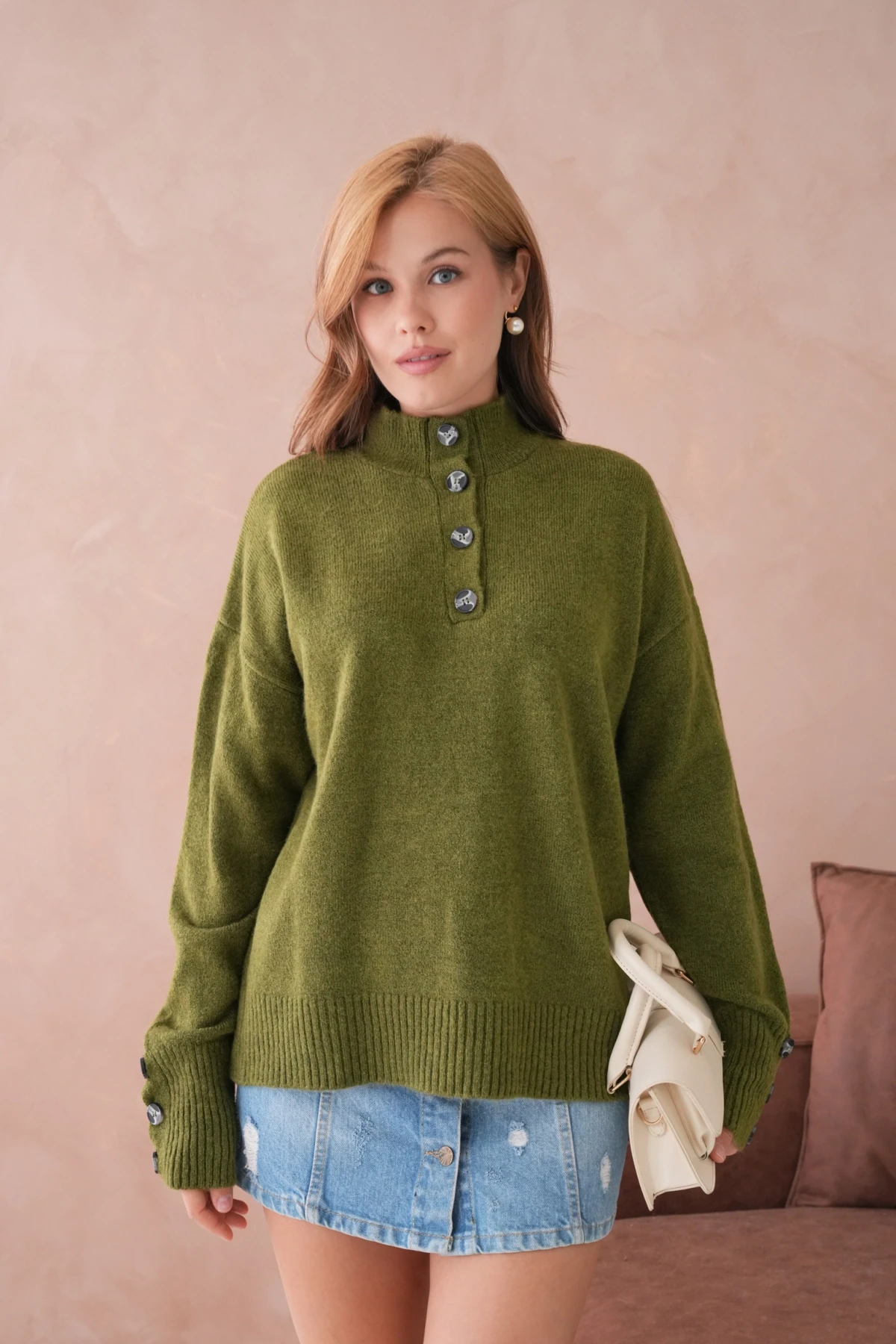 Kadın Dik Yaka Kolları Düğme Detaylı Yumuşak Dokulu Şardonlu Triko Kazak