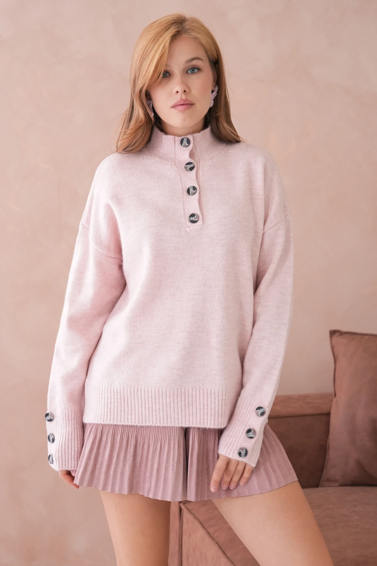 Kadın Dik Yaka Kolları Düğme Detaylı Yumuşak Dokulu Şardonlu Triko Kazak
