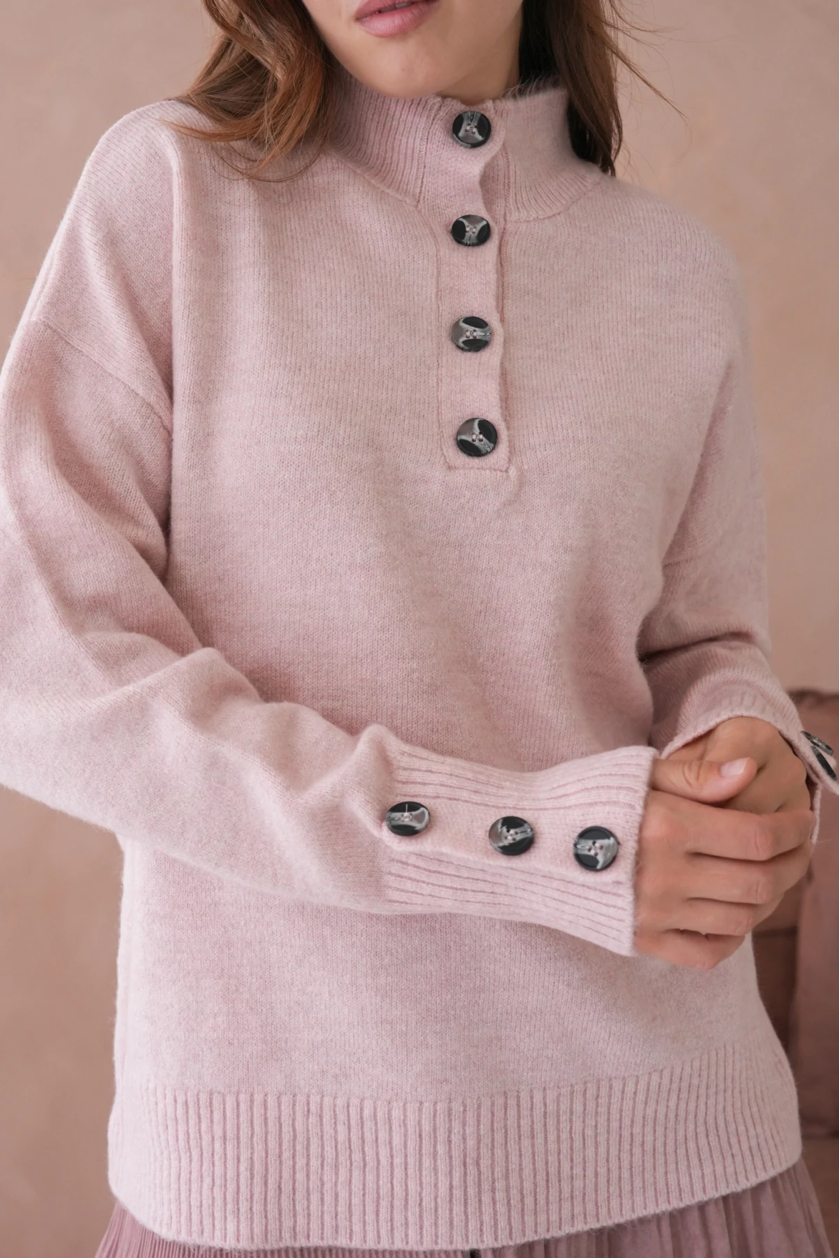 Kadın Dik Yaka Kolları Düğme Detaylı Yumuşak Dokulu Şardonlu Triko Kazak
