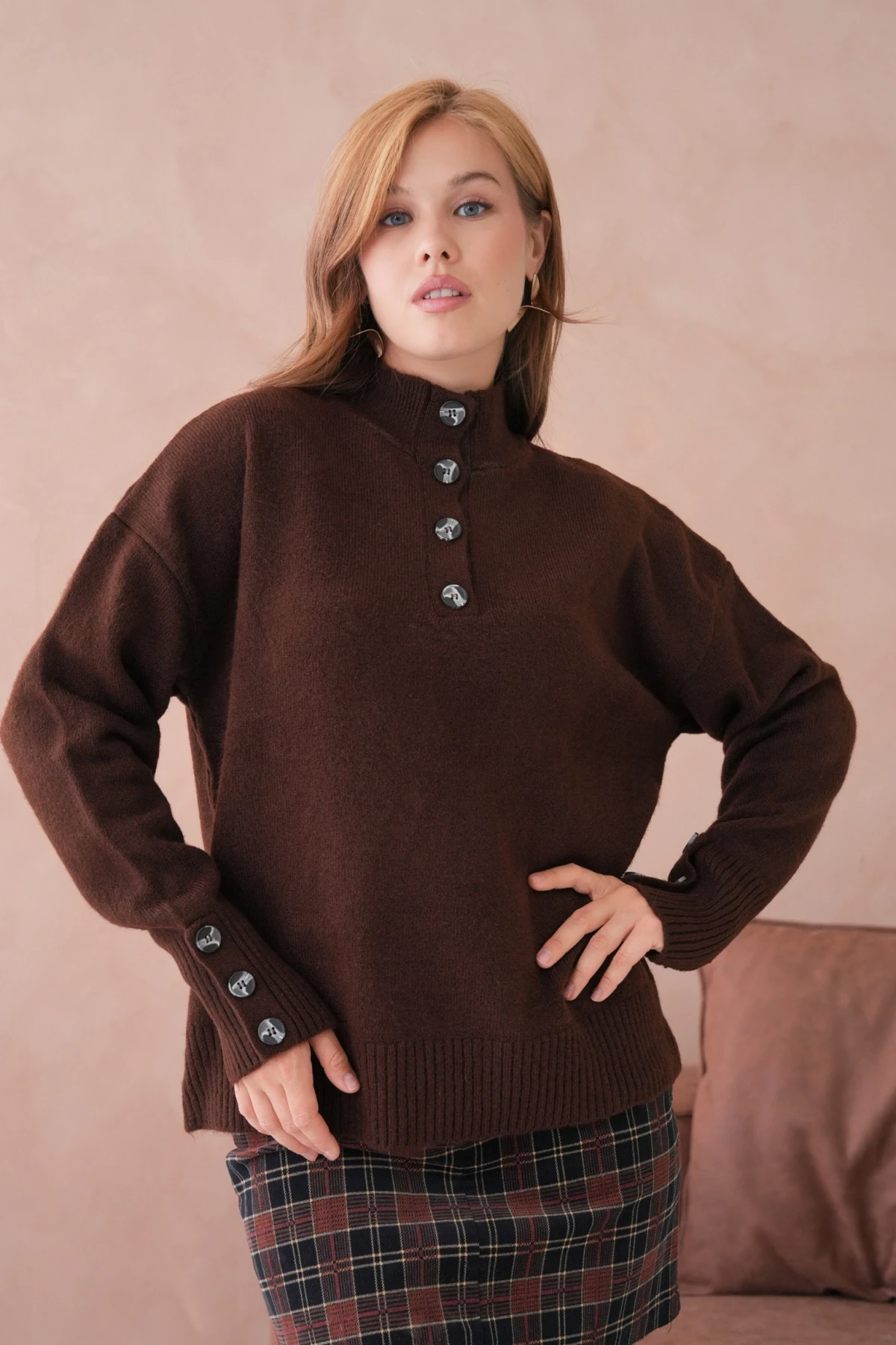 Kadın Dik Yaka Kolları Düğme Detaylı Yumuşak Dokulu Şardonlu Triko Kazak