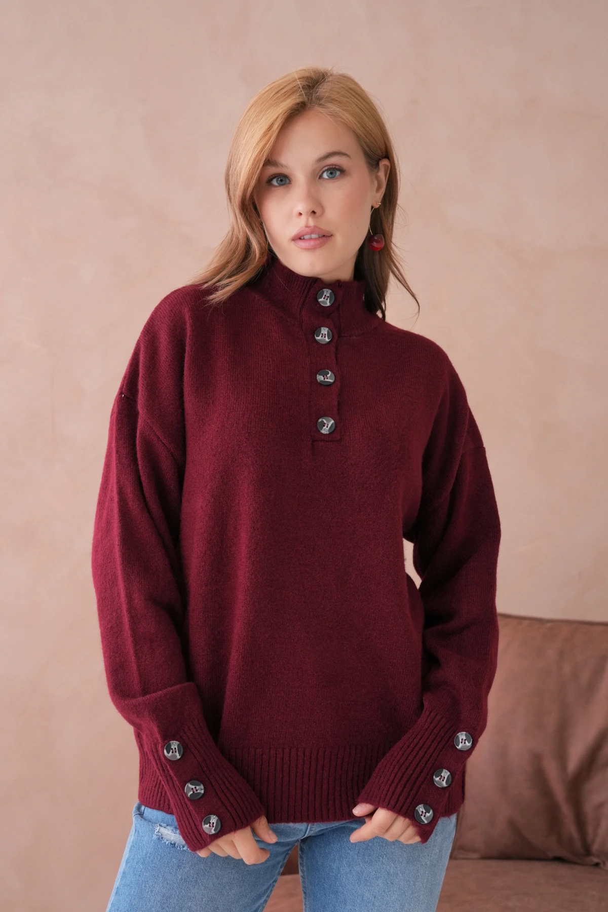 Kadın Dik Yaka Kolları Düğme Detaylı Yumuşak Dokulu Şardonlu Triko Kazak