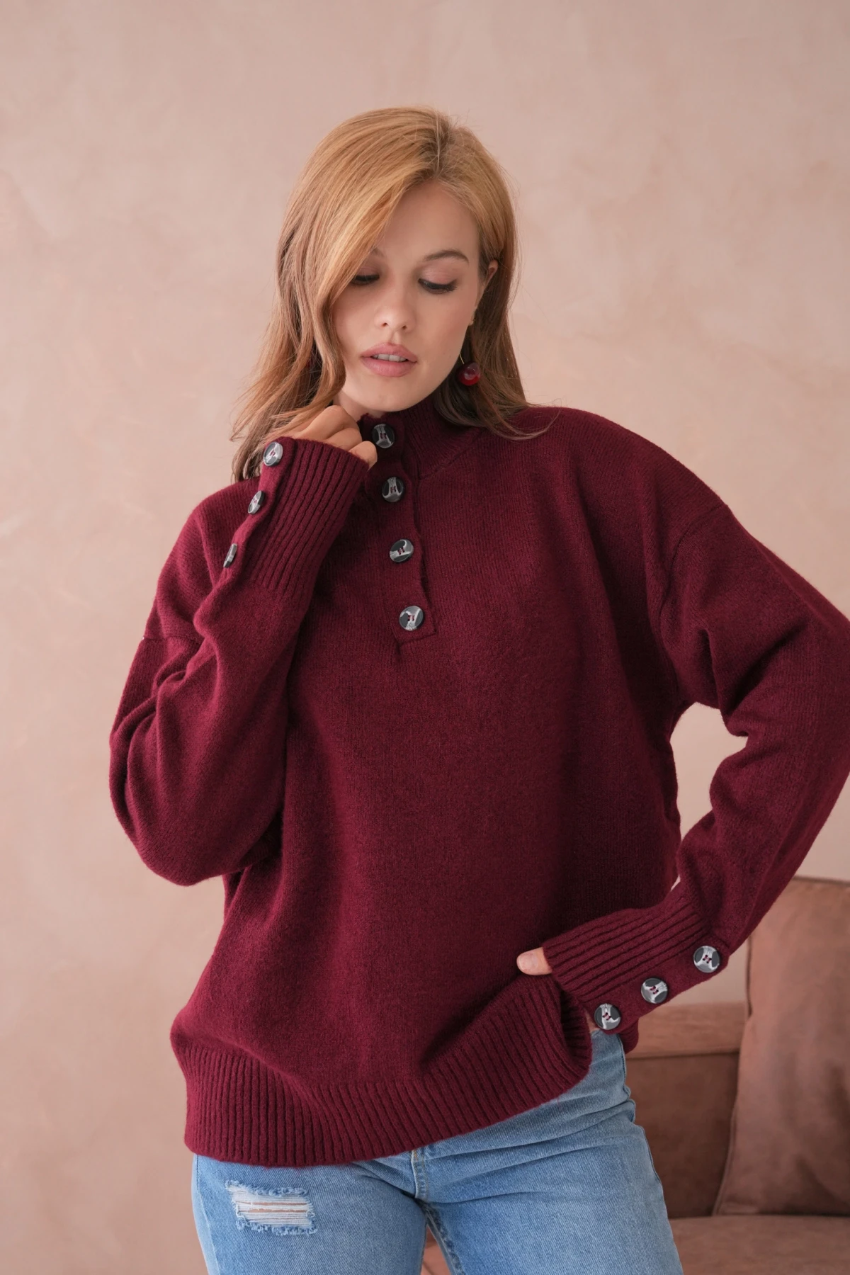 Kadın Dik Yaka Kolları Düğme Detaylı Yumuşak Dokulu Şardonlu Triko Kazak