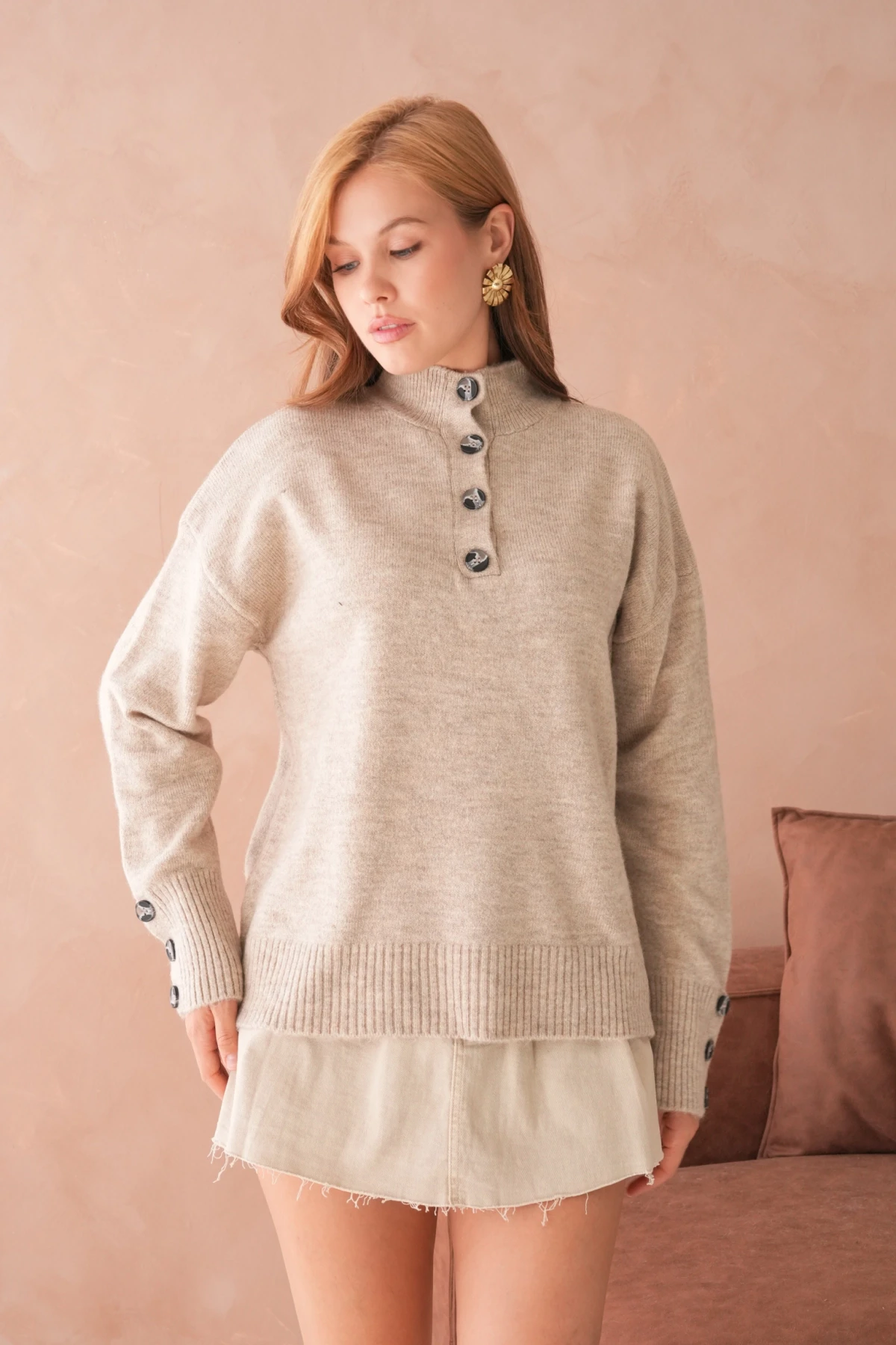 Kadın Dik Yaka Kolları Düğme Detaylı Yumuşak Dokulu Şardonlu Triko Kazak