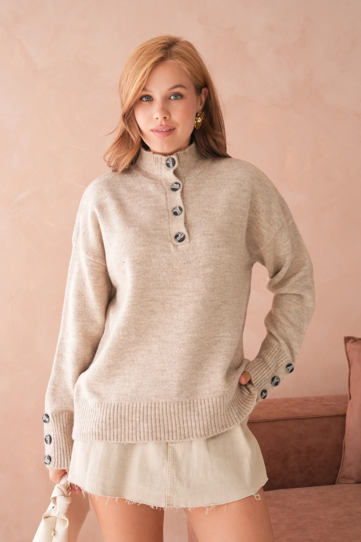Kadın Dik Yaka Kolları Düğme Detaylı Yumuşak Dokulu Şardonlu Triko Kazak
