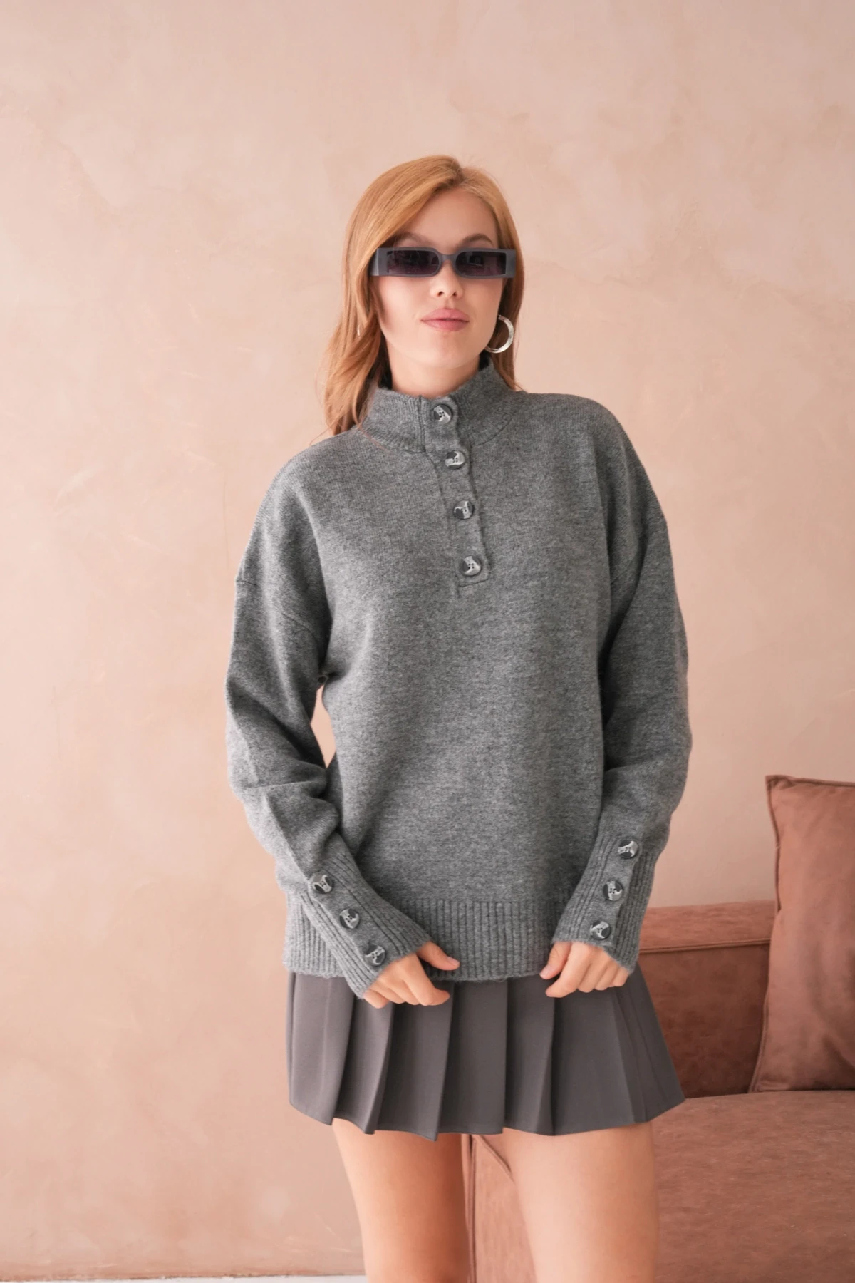 Kadın Dik Yaka Kolları Düğme Detaylı Yumuşak Dokulu Şardonlu Triko Kazak