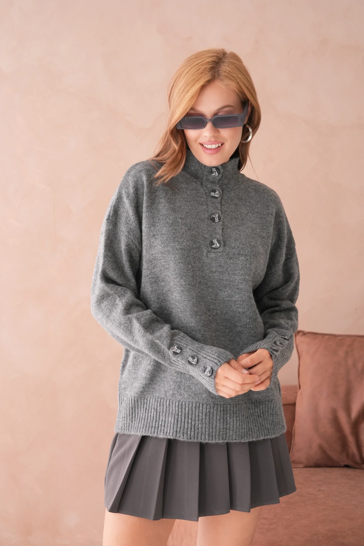 Kadın Dik Yaka Kolları Düğme Detaylı Yumuşak Dokulu Şardonlu Triko Kazak