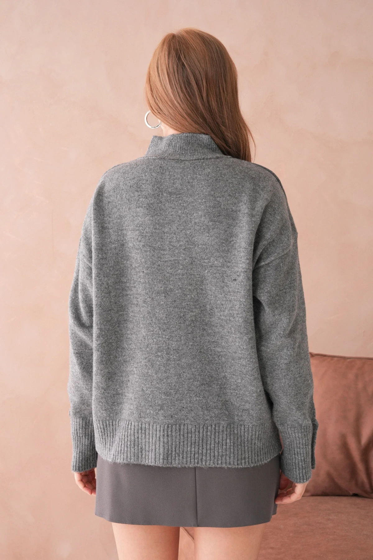 Kadın Dik Yaka Kolları Düğme Detaylı Yumuşak Dokulu Şardonlu Triko Kazak