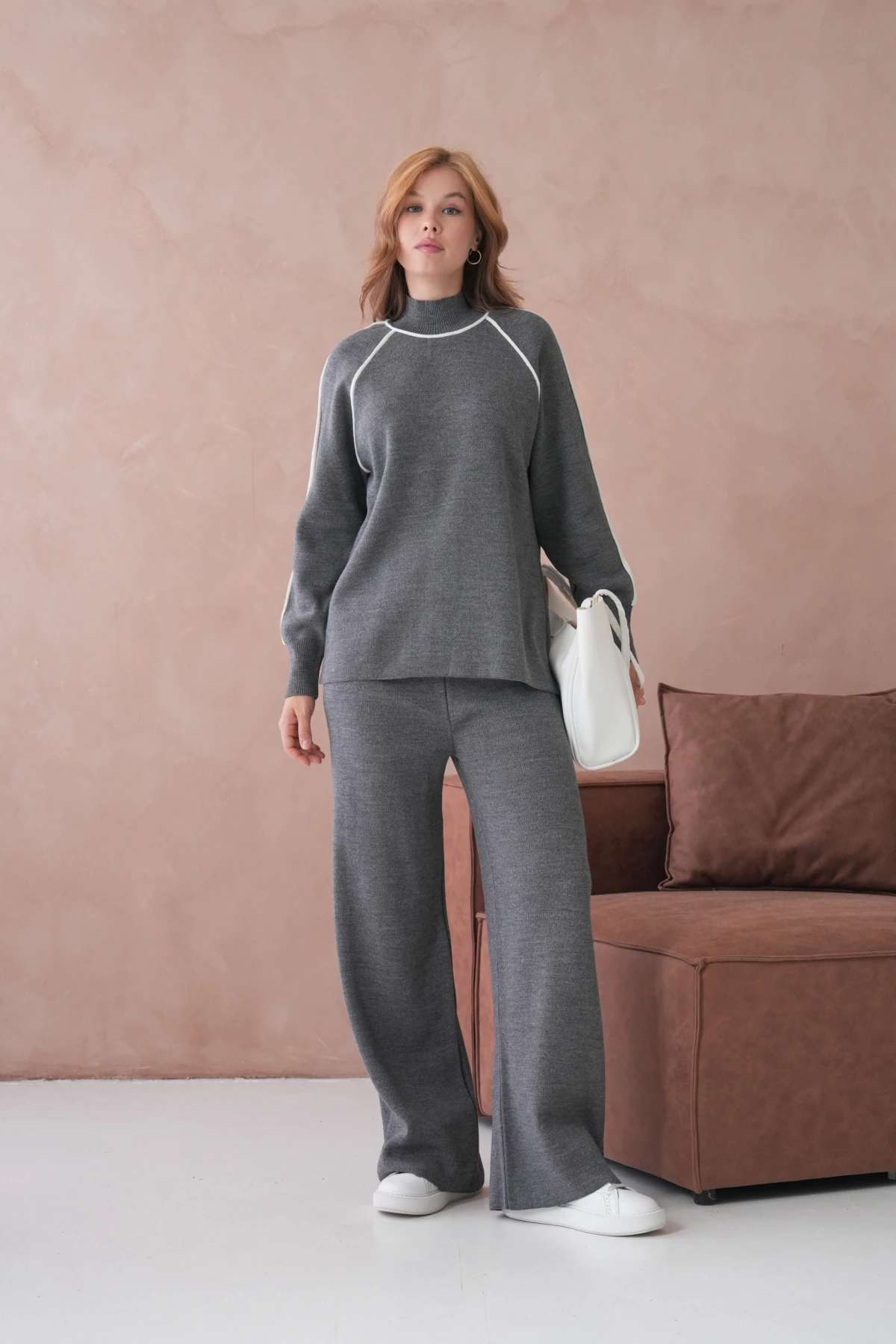 Kadın Dik Yaka Yarım Pat Fermuar Yırtmaçlı Kazak Pantolon İkili Triko Takım