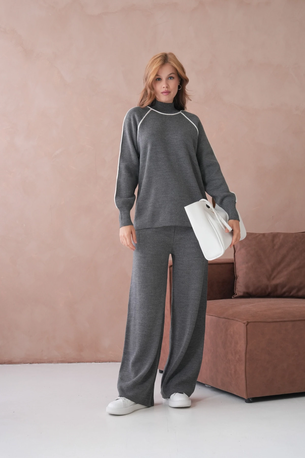 Kadın Dik Yaka Yarım Pat Fermuar Yırtmaçlı Kazak Pantolon İkili Triko Takım