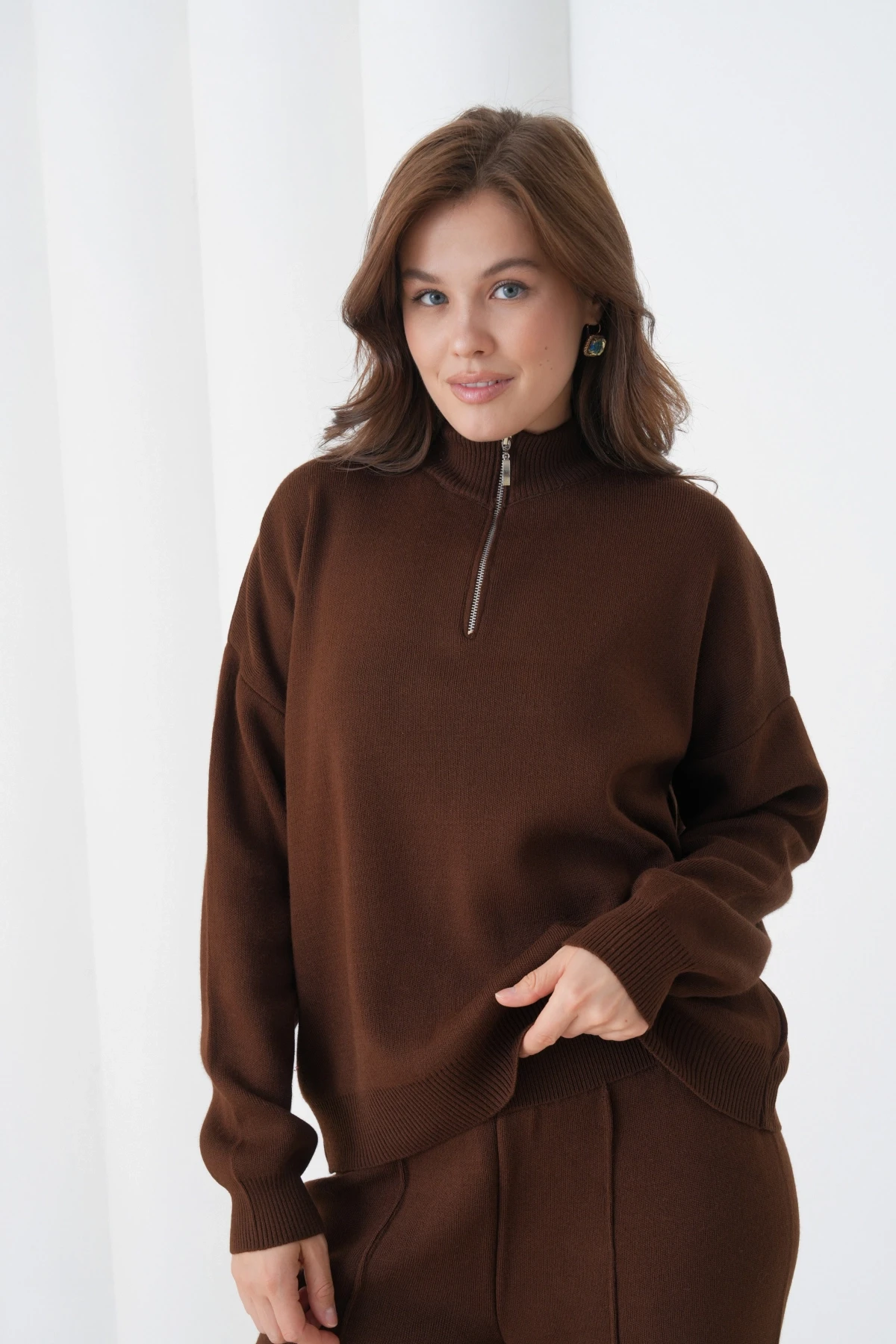 Kadın Dik Yaka Yarım Pat Fermuar Yırtmaçlı Kazak Pantolon İkili Triko Takım