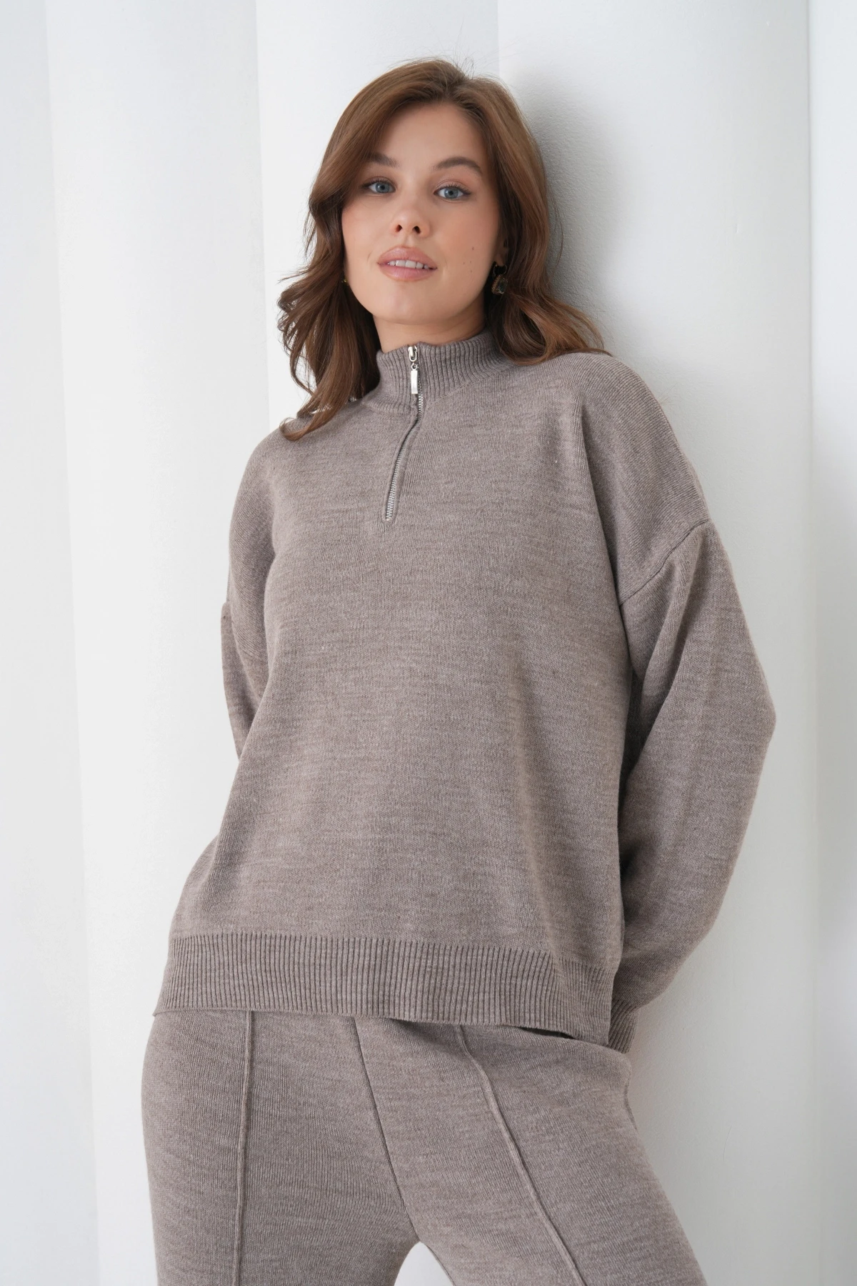 Kadın Dik Yaka Yarım Pat Fermuar Yırtmaçlı Kazak Pantolon İkili Triko Takım