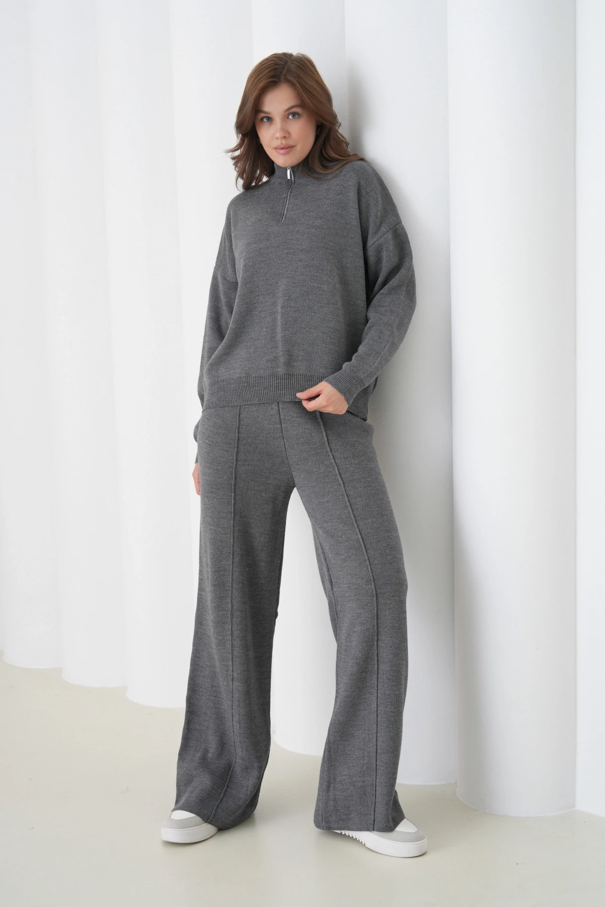 Kadın Dik Yaka Yarım Pat Fermuar Yırtmaçlı Kazak Pantolon İkili Triko Takım