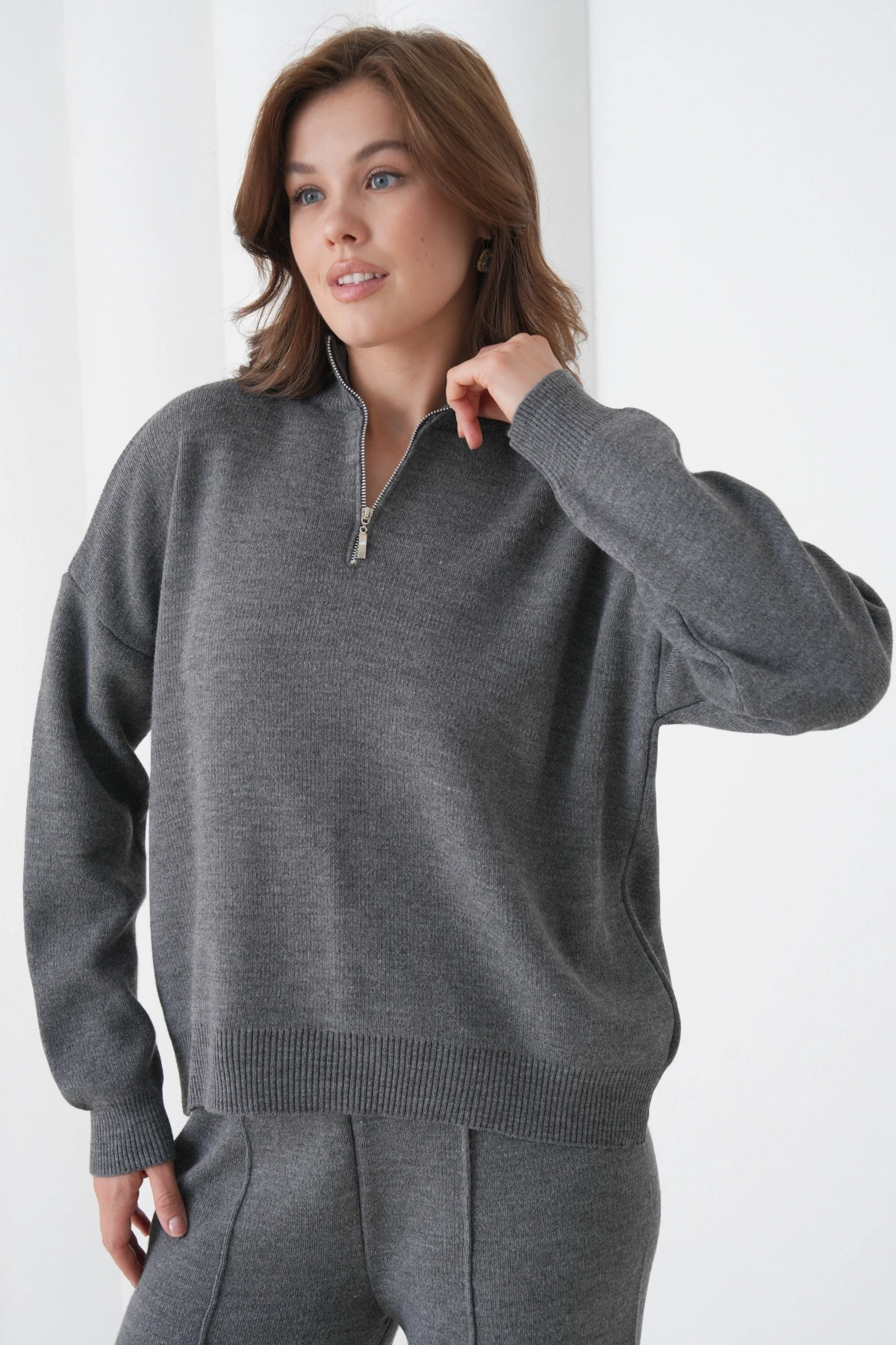 Kadın Dik Yaka Yarım Pat Fermuar Yırtmaçlı Kazak Pantolon İkili Triko Takım