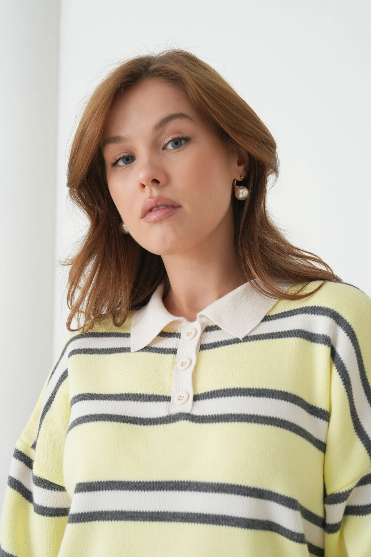 Kadın Polo Yaka Çizgili Yumuşak Dokulu Oversize Triko Kazak 