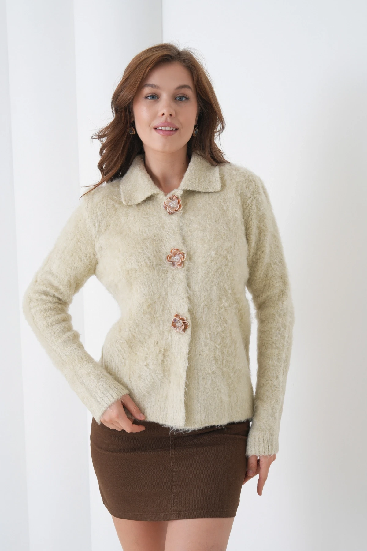 Kadın Polo Yaka Taşlı Gül Düğme Detaylı Bürümcük Yumuşak Dokulu Triko Ceket