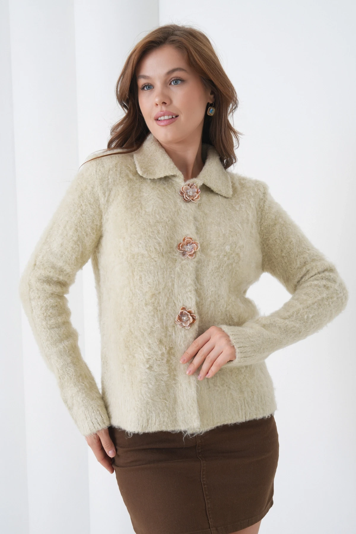 Kadın Polo Yaka Taşlı Gül Düğme Detaylı Bürümcük Yumuşak Dokulu Triko Ceket