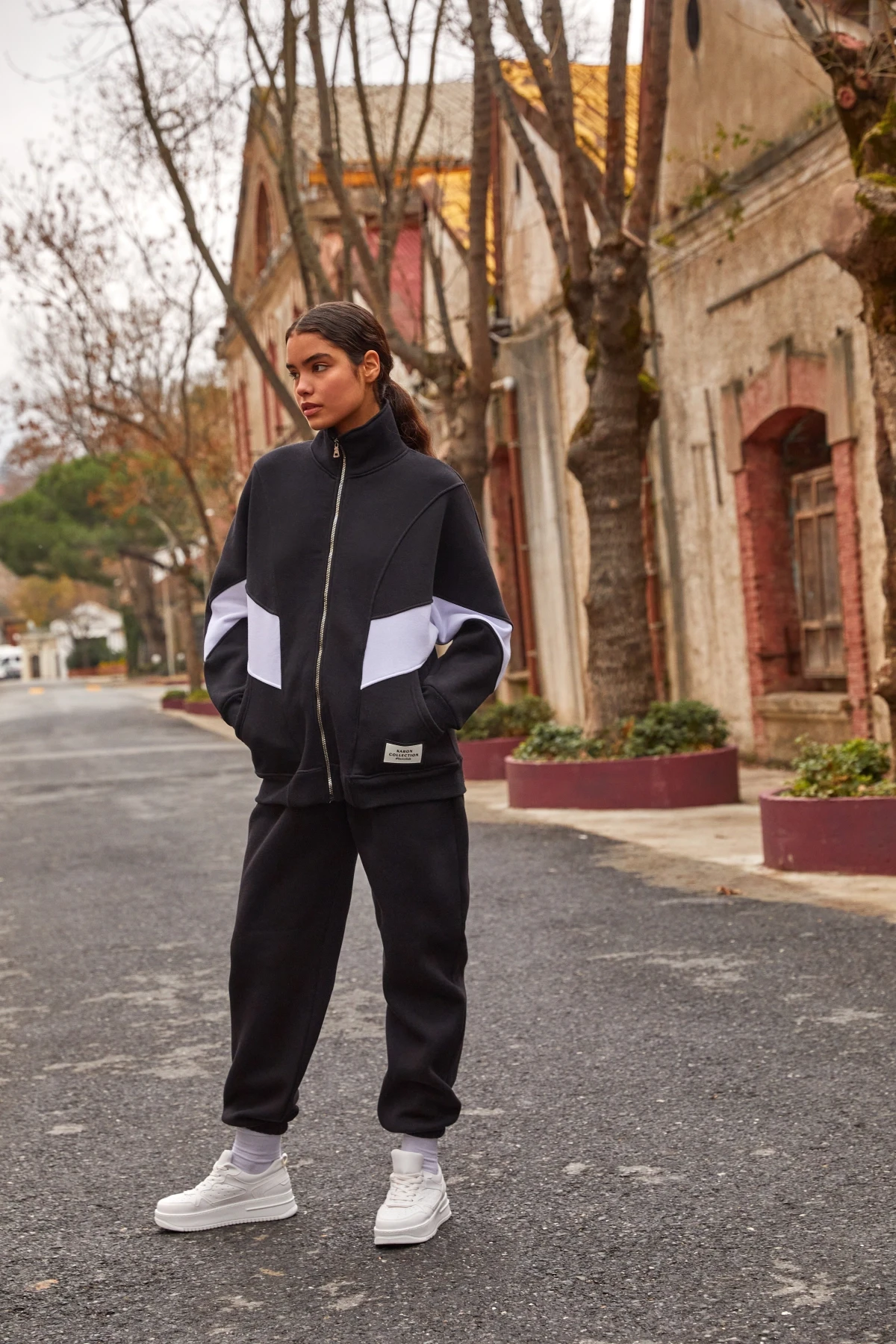 Kadın Siyah Garni Detay Fermuar Kapama Dik Yaka Şardonlu Takım