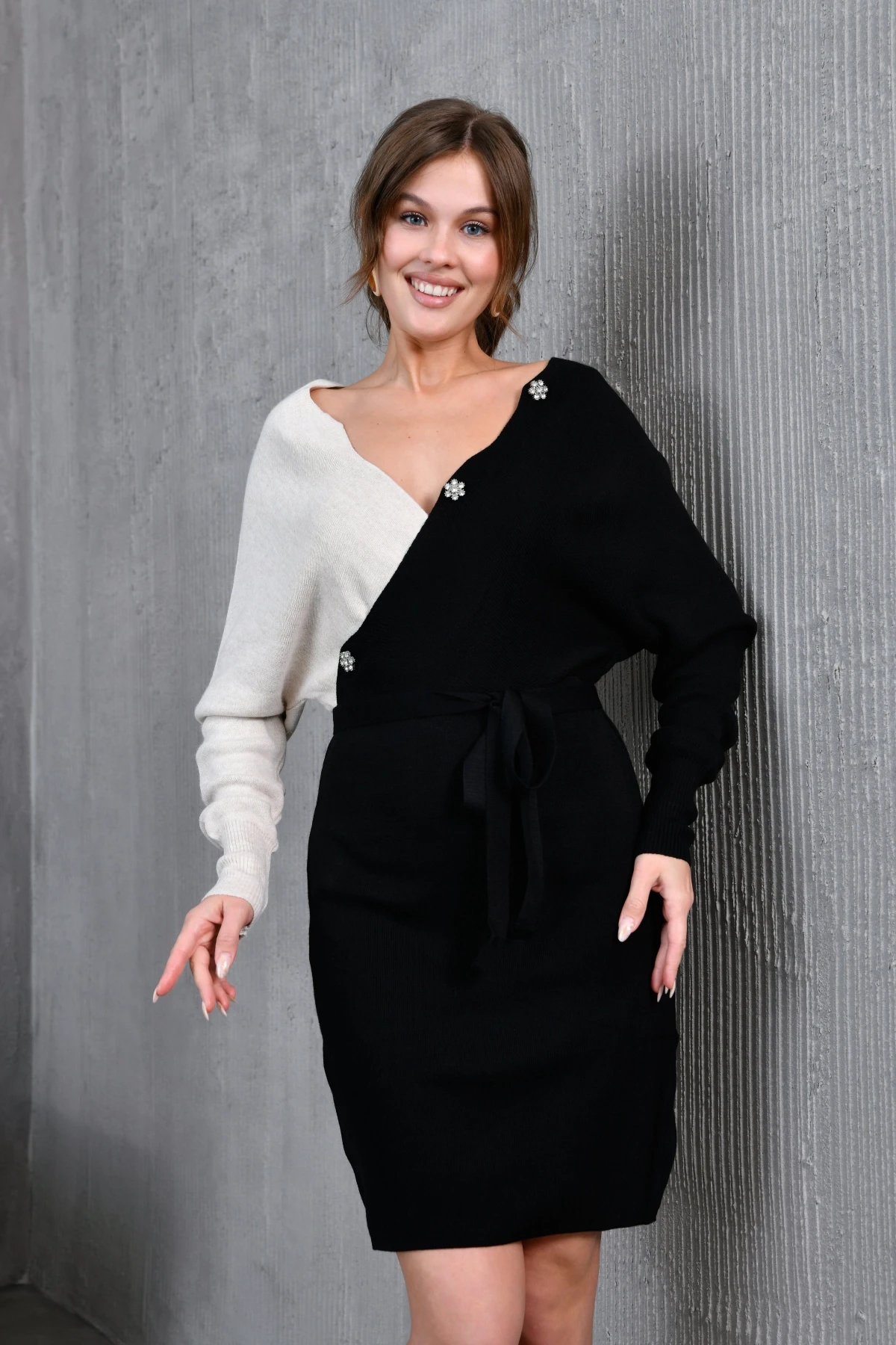 Kadın Degaje Yaka Düğme Detay Kuşaklı Renk Bloklu Midi Triko Elbise 214214