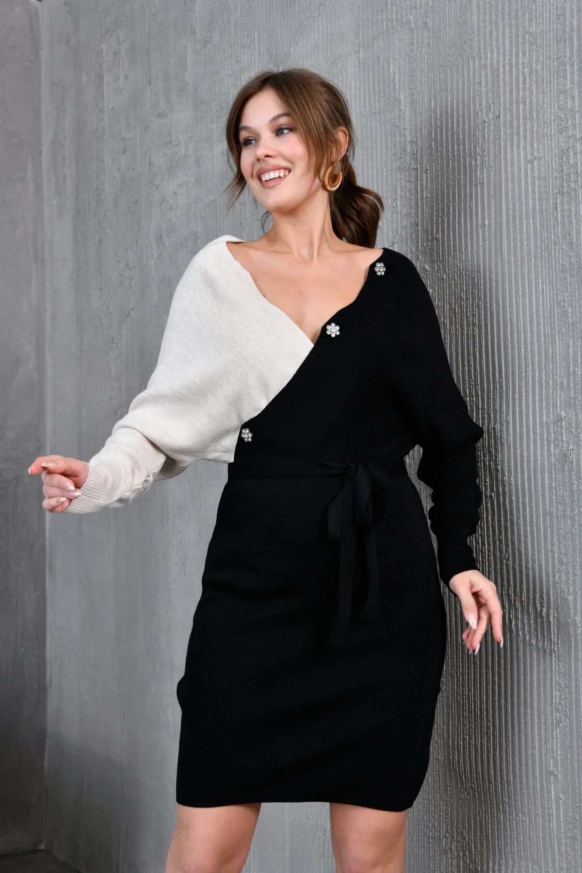 Kadın Degaje Yaka Düğme Detay Kuşaklı Renk Bloklu Midi Triko Elbise 214214