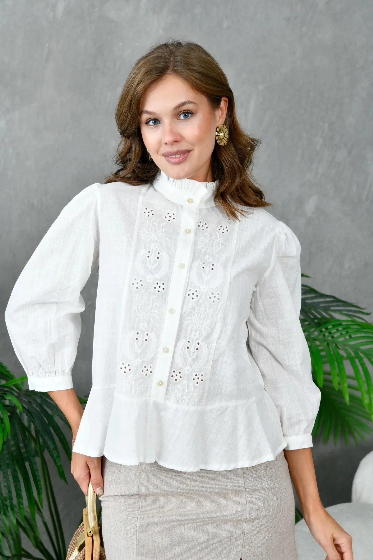 Kadın Ekru Yakası Fırfırlı Düğme Detaylı Nakış İşlemeli Bluz