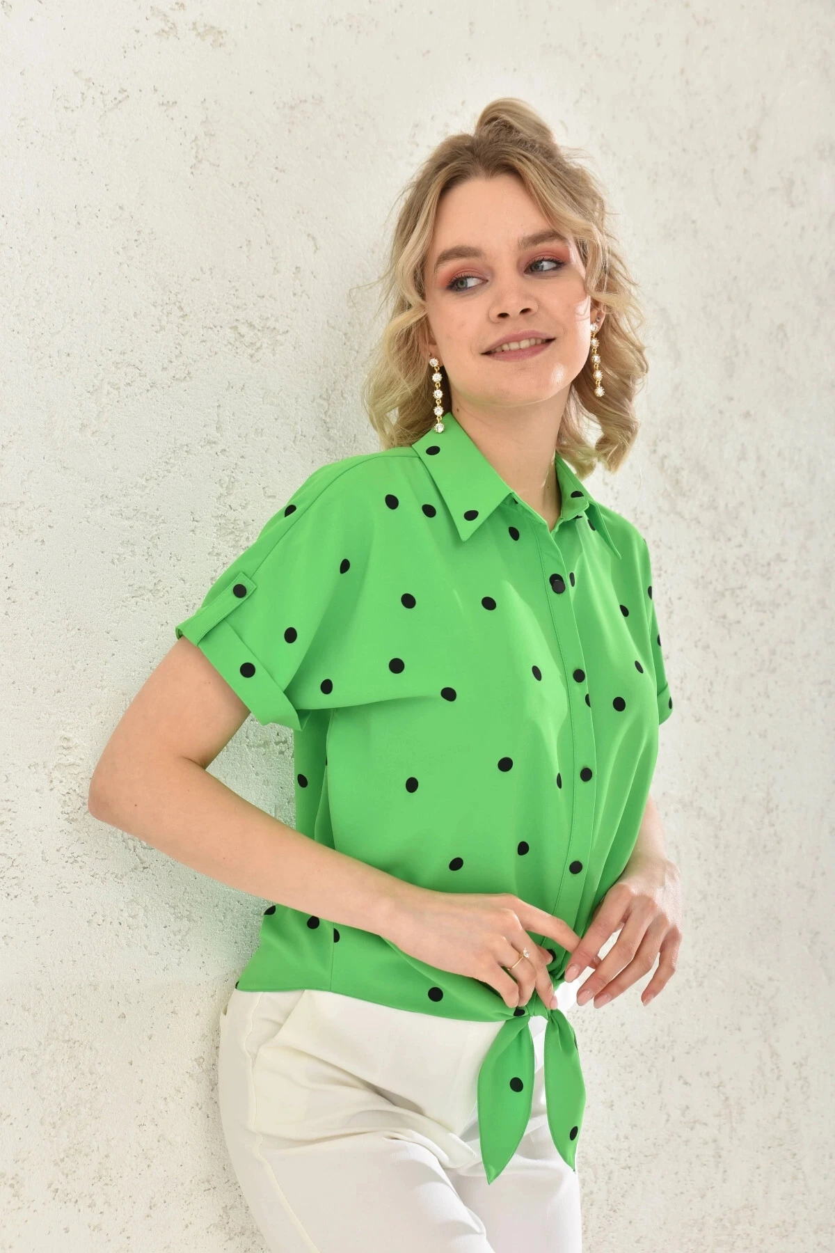 Kadın Gömlek Yaka Puantiyeli Bağlama Detaylı Apoletli Bluz