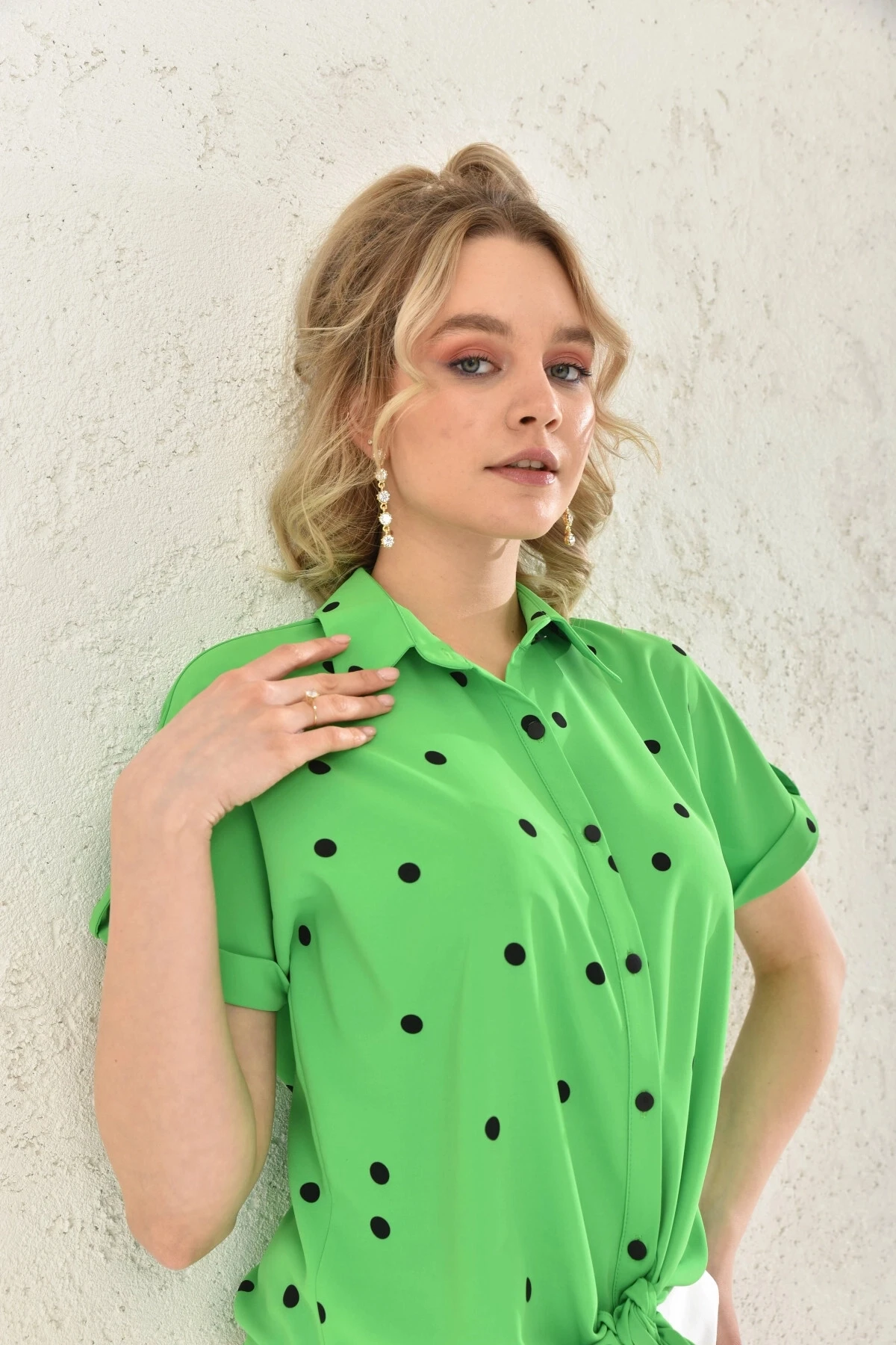 Kadın Gömlek Yaka Puantiyeli Bağlama Detaylı Apoletli Bluz