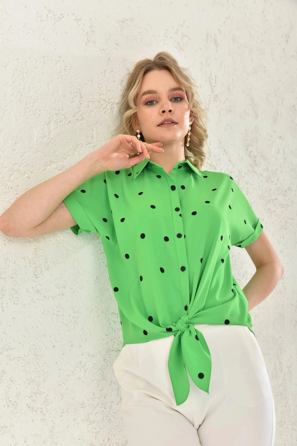 Kadın Gömlek Yaka Puantiyeli Bağlama Detaylı Apoletli Bluz