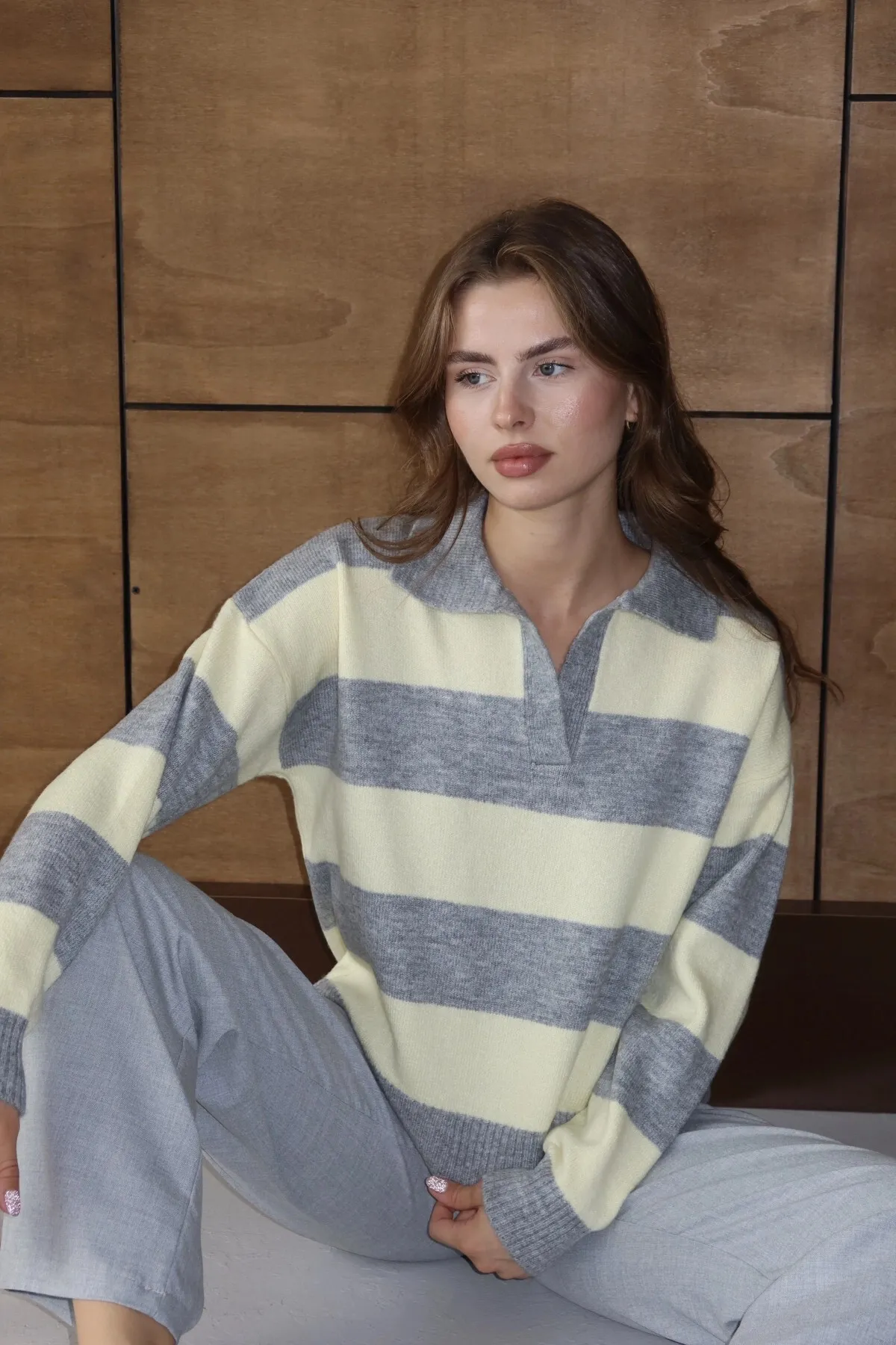 Kadın Gri Oversize Çizgili Polo Yaka Triko Kazak