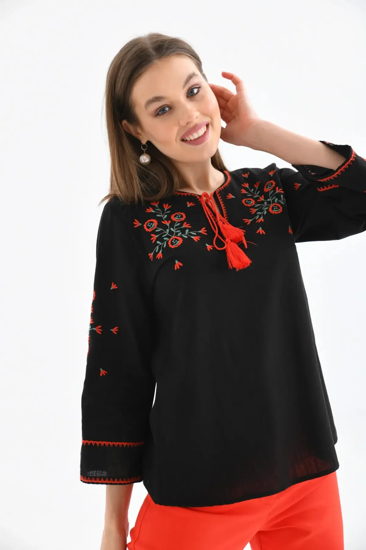 Bisiklet Yaka Bağlama Detay Etnik Nakışlı Bluz