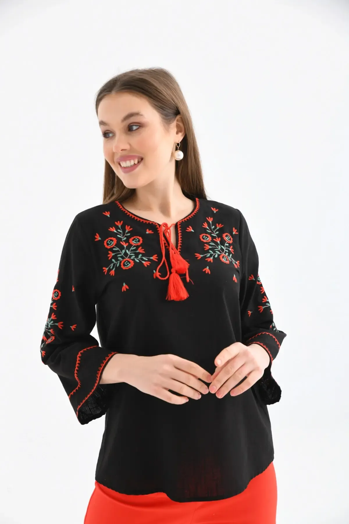 Bisiklet Yaka Bağlama Detay Etnik Nakışlı Bluz