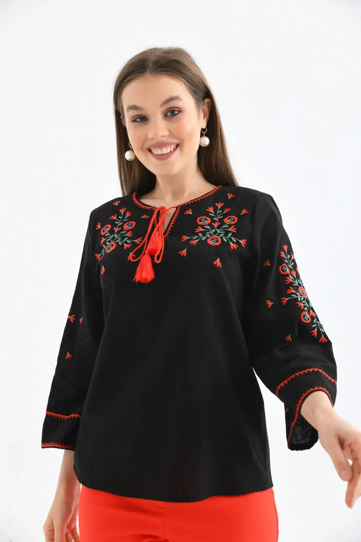 Bisiklet Yaka Bağlama Detay Etnik Nakışlı Bluz