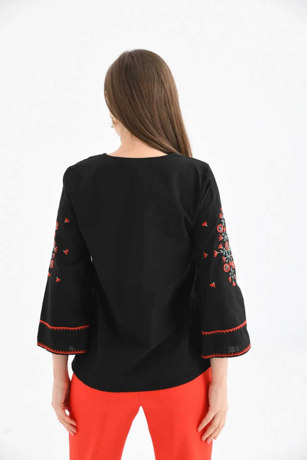 Bisiklet Yaka Bağlama Detay Etnik Nakışlı Bluz