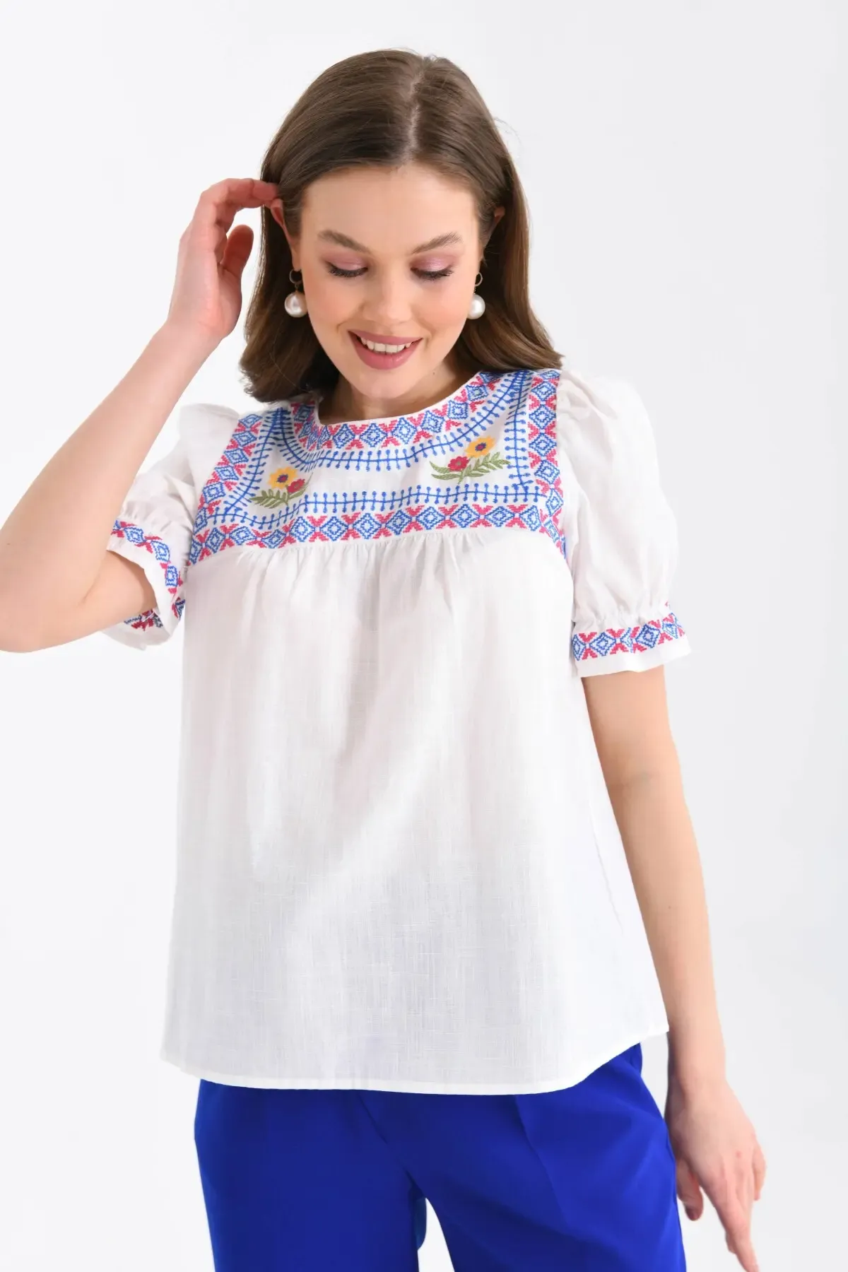 Bisiklet Yaka Nakış İşlemeli Dokuma Gömlek