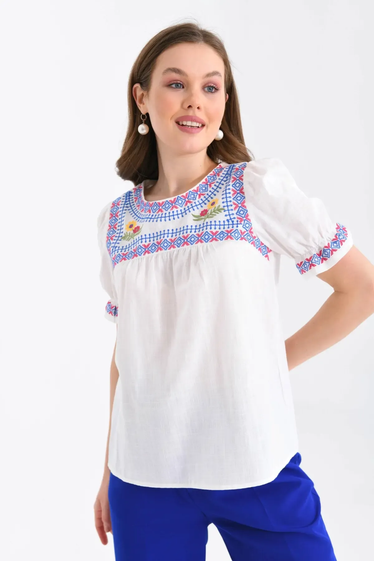 Bisiklet Yaka Nakış İşlemeli Dokuma Gömlek