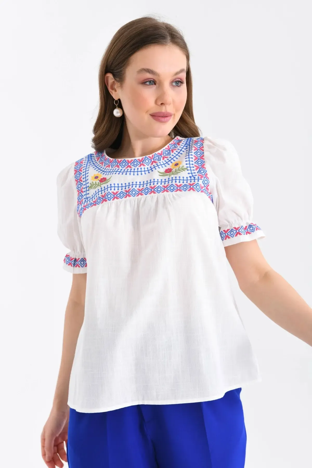 Bisiklet Yaka Nakış İşlemeli Dokuma Gömlek