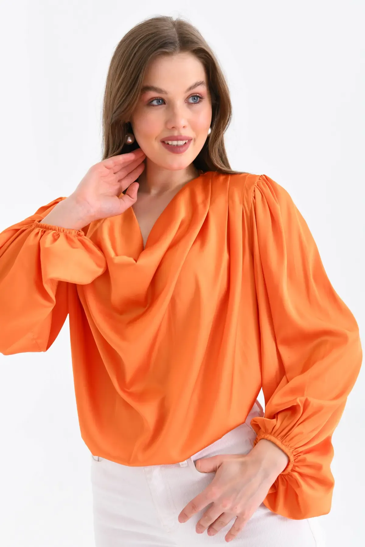 Kadın Degaje Yaka Omuzları Vatkalı Kol Ve Etği Lasikli Saten Yüzeyli Dokum Bluz 33026