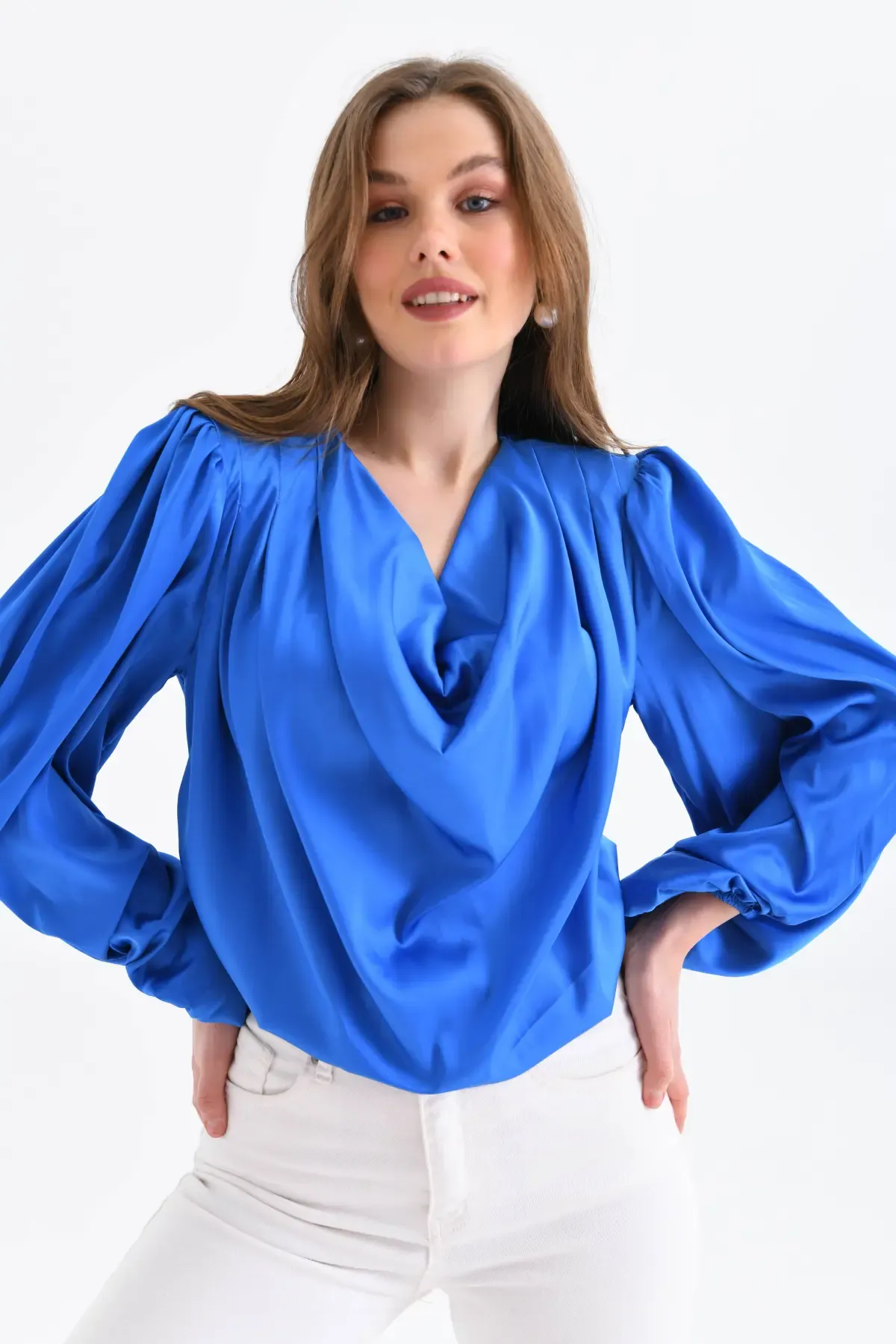 Kadın Degaje Yaka Omuzları Vatkalı Kol Ve Etği Lasikli Saten Yüzeyli Dokum Bluz 33026