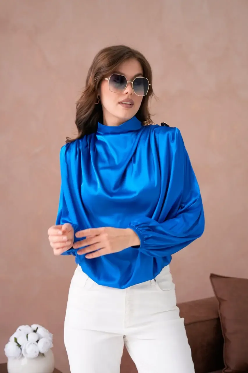 Kadın Dik Yaka Omuzları Vatkalı Düğme Detay Saten Dokum Bluz 32000