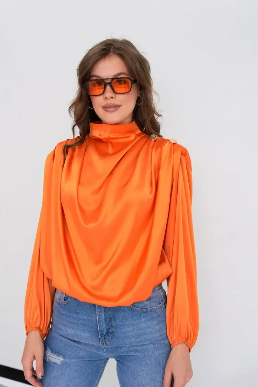 Kadın Dik Yaka Omuzları Vatkalı Düğme Detay Saten Dokum Bluz 32000