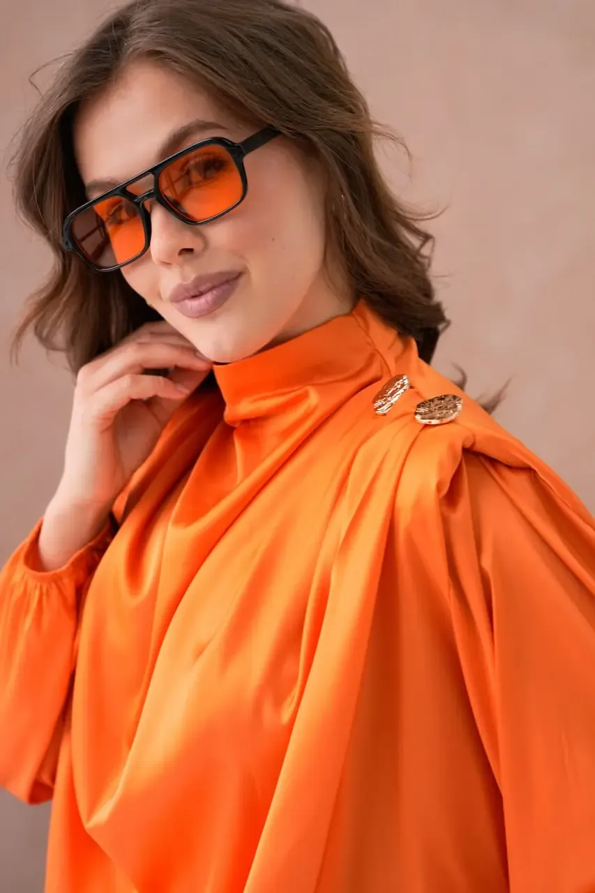 Kadın Dik Yaka Omuzları Vatkalı Düğme Detay Saten Dokum Bluz 32000