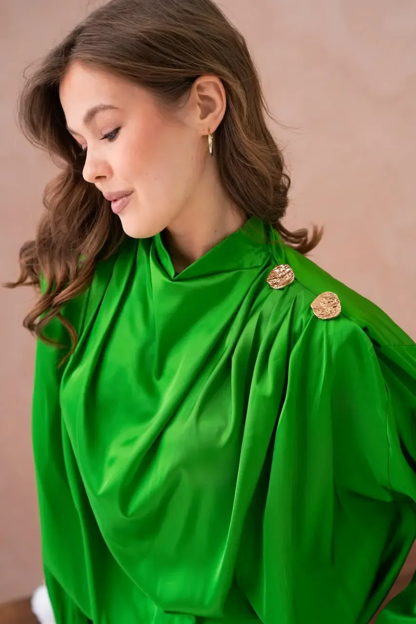 Kadın Dik Yaka Omuzları Vatkalı Düğme Detay Saten Dokum Bluz 32000