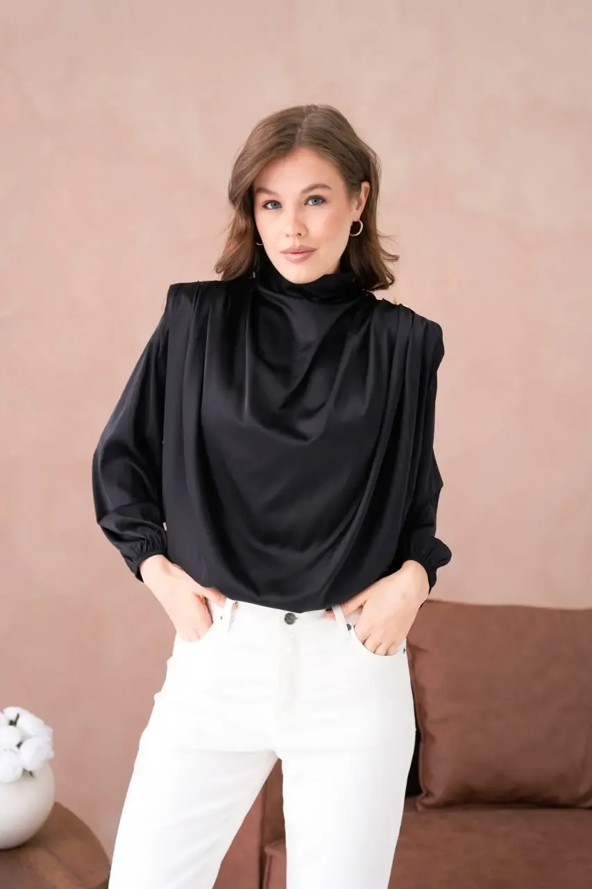 Kadın Dik Yaka Omuzları Vatkalı Düğme Detay Saten Dokum Bluz 32000