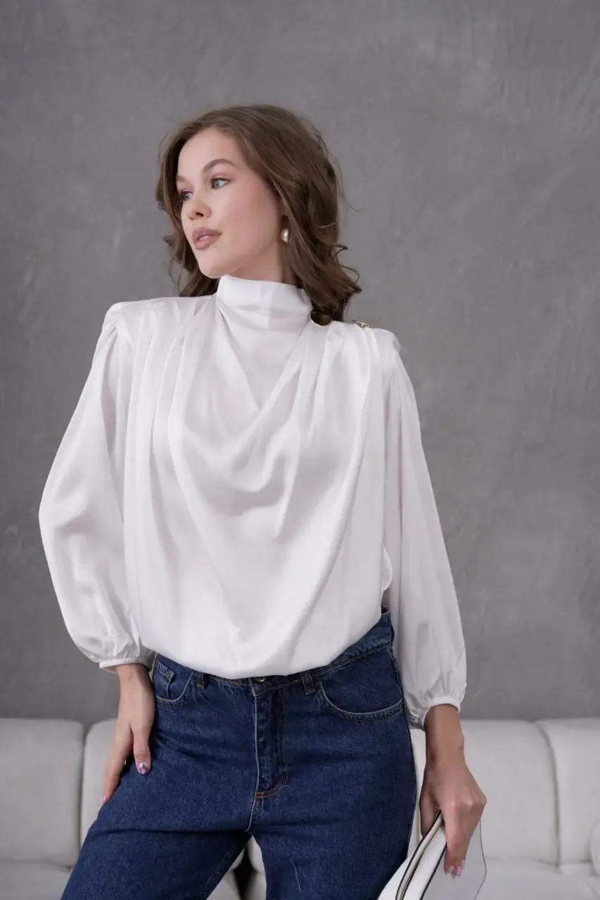 Kadın Dik Yaka Omuzları Vatkalı Aksesuar Detay Saten Dokum Bluz 30050