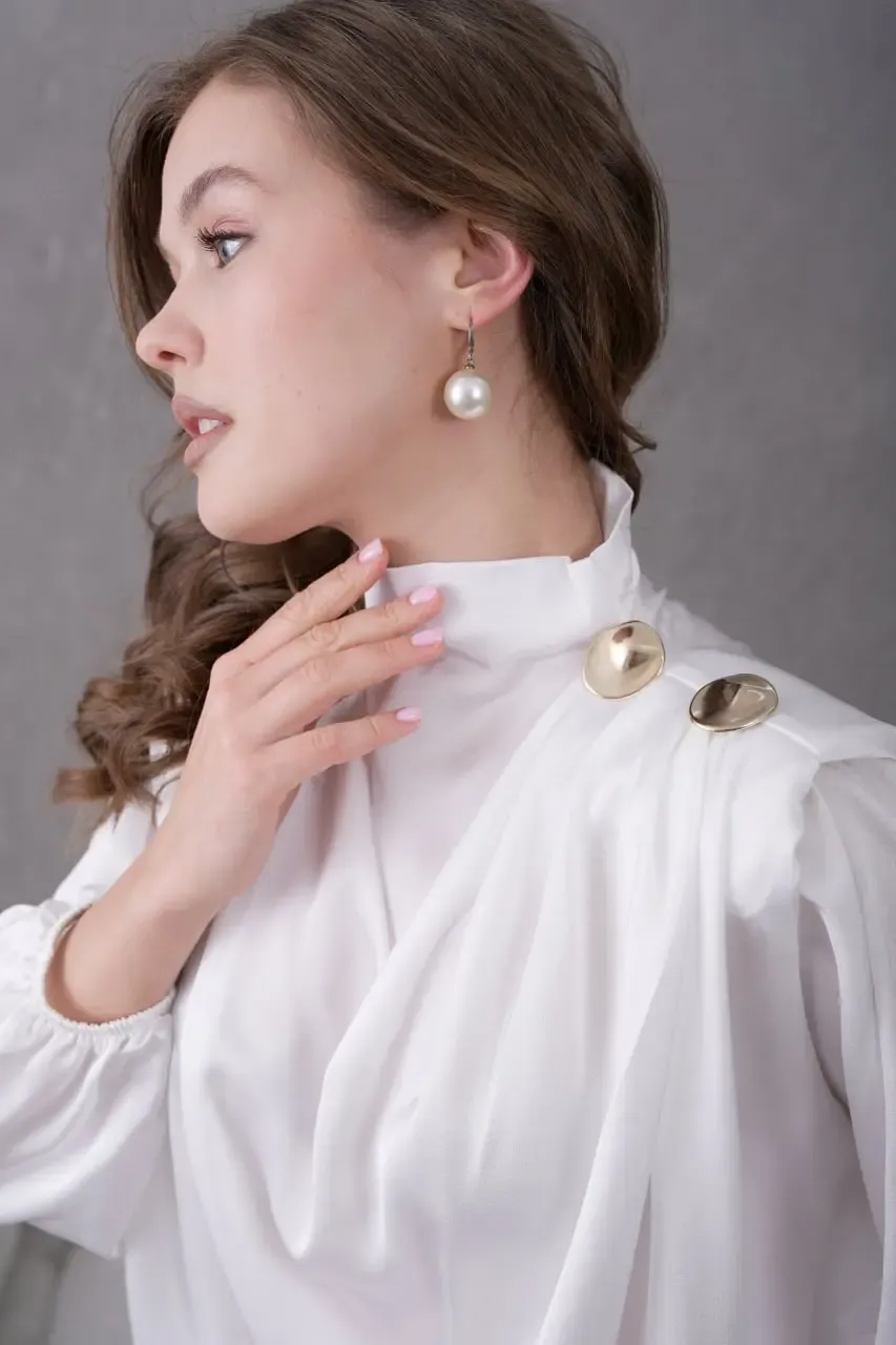 Kadın Dik Yaka Omuzları Vatkalı Aksesuar Detay Saten Dokum Bluz 30050