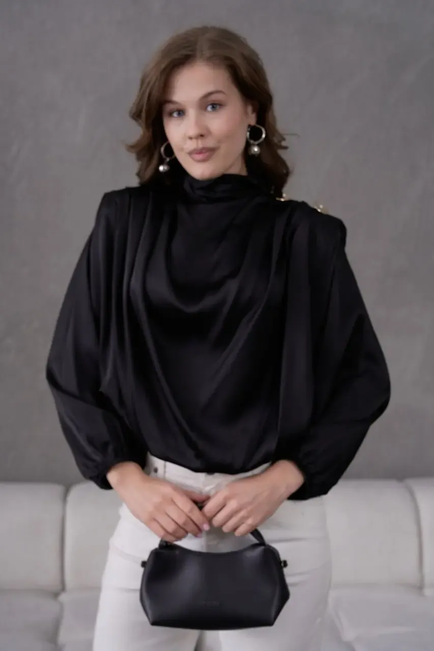 Kadın Dik Yaka Omuzları Vatkalı Aksesuar Detay Saten Dokum Bluz 30050