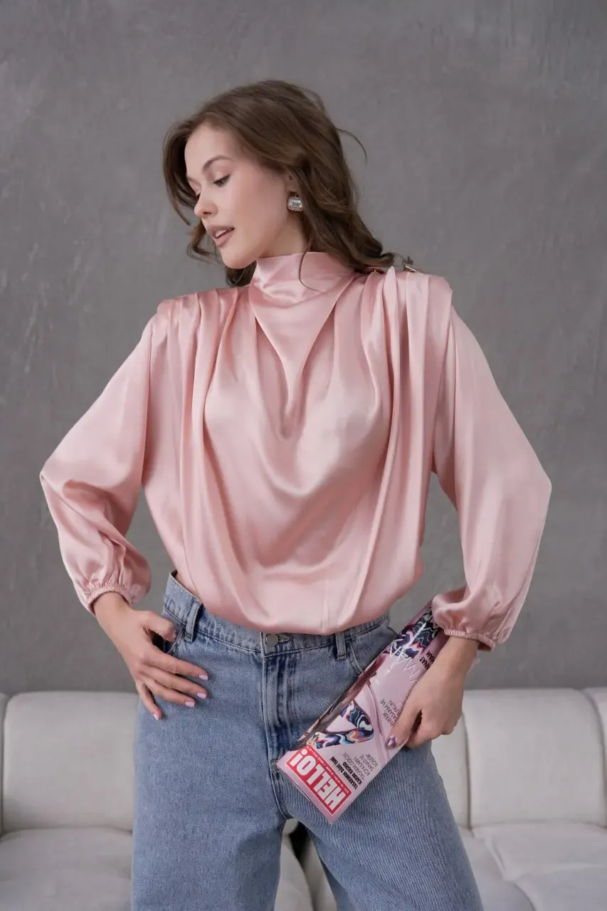 Kadın Dik Yaka Omuzları Vatkalı Aksesuar Detay Saten Dokum Bluz 30050