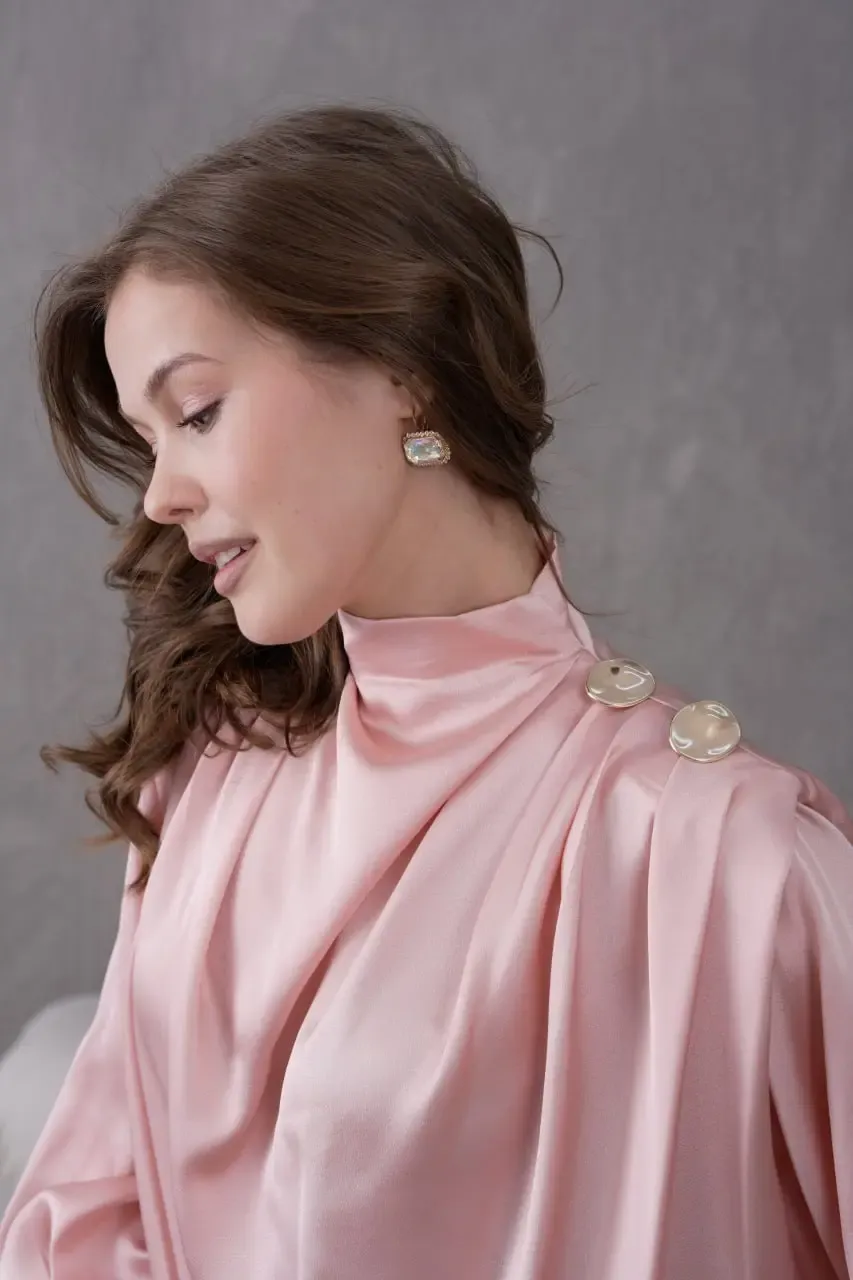 Kadın Dik Yaka Omuzları Vatkalı Aksesuar Detay Saten Dokum Bluz 30050