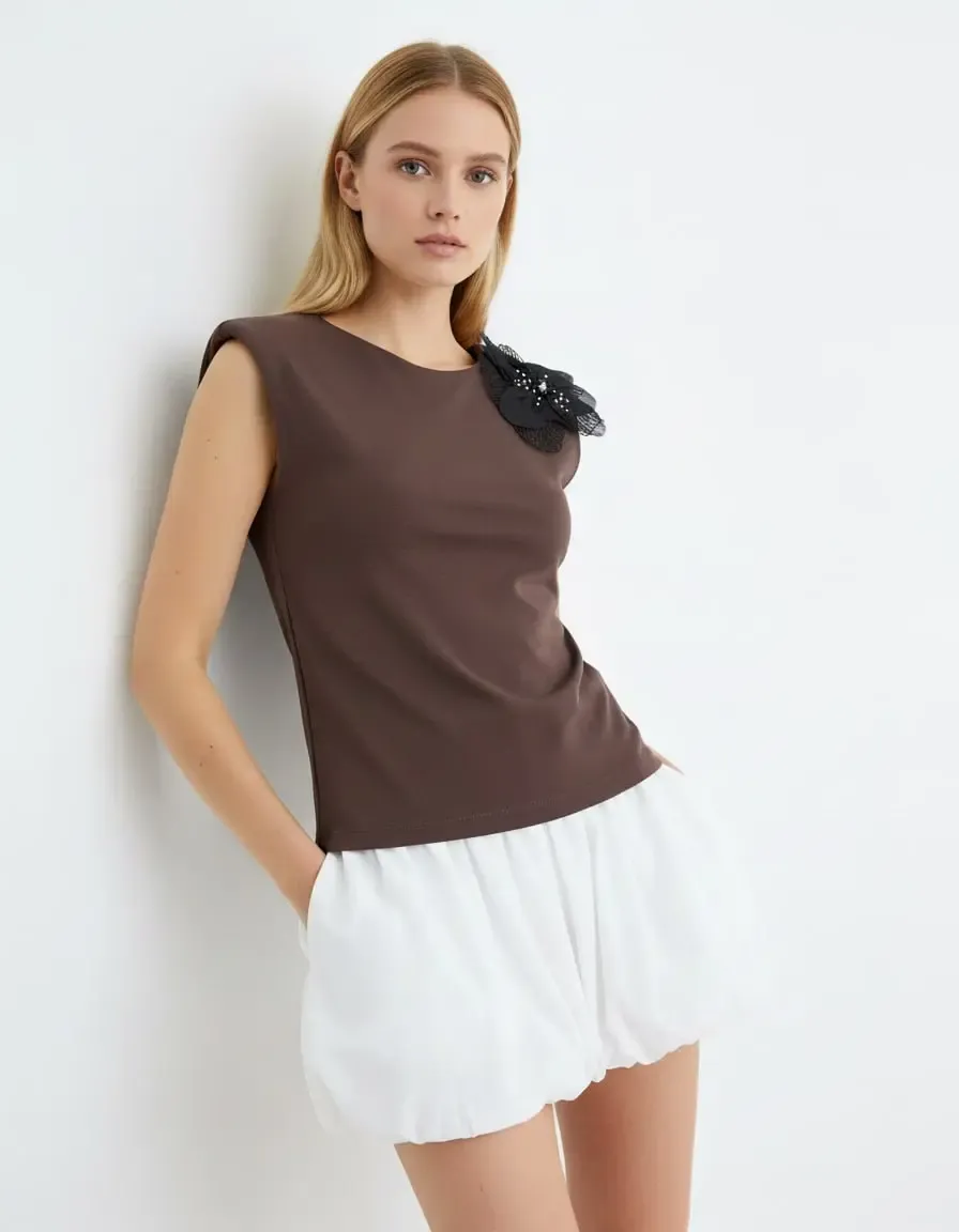 Kadın Geniş Yaka Aksesuar Detay Omuzları Vatkalı Penye Bluz 26003